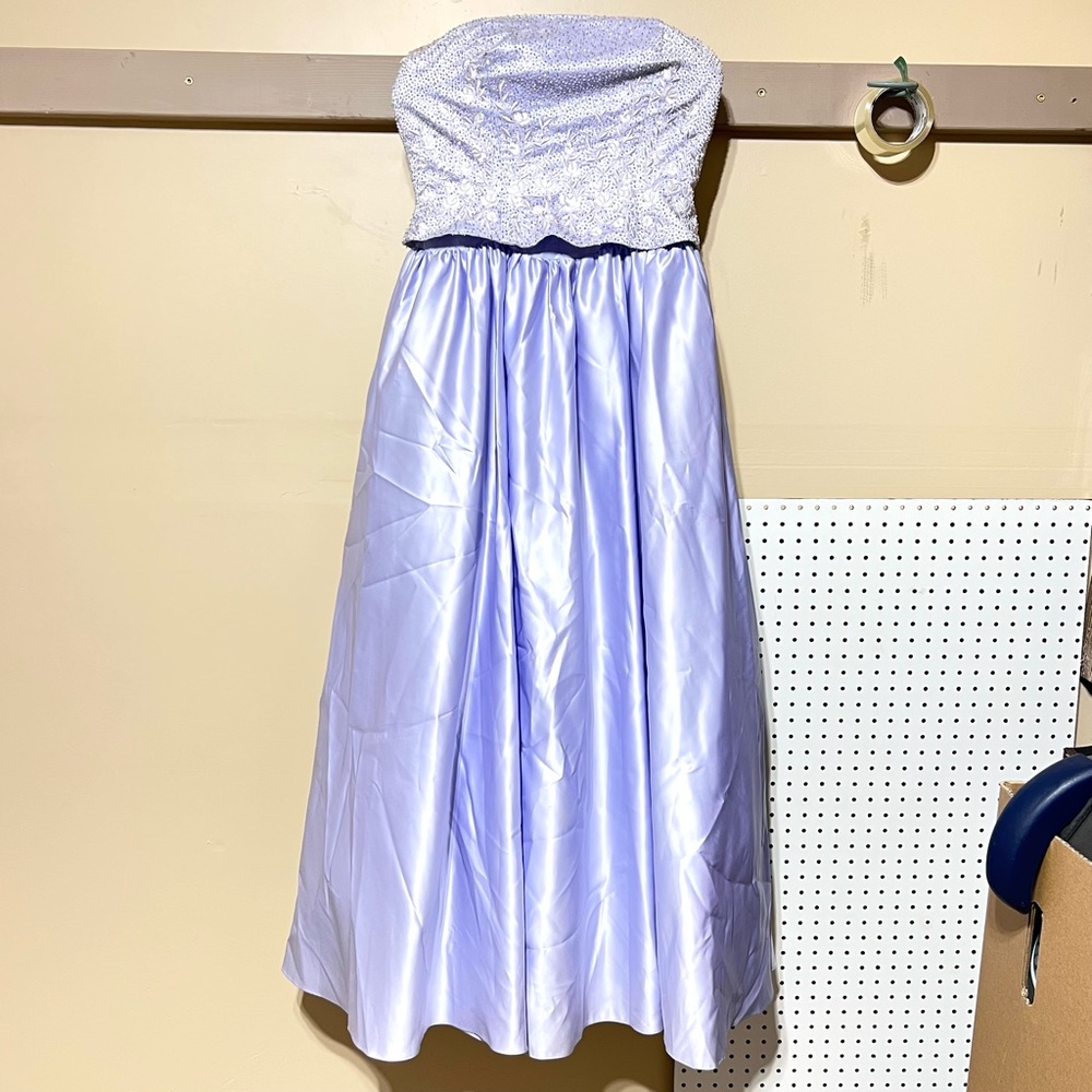 Long, special occasion layered maxi dress Lavender Color size L Built in Bra